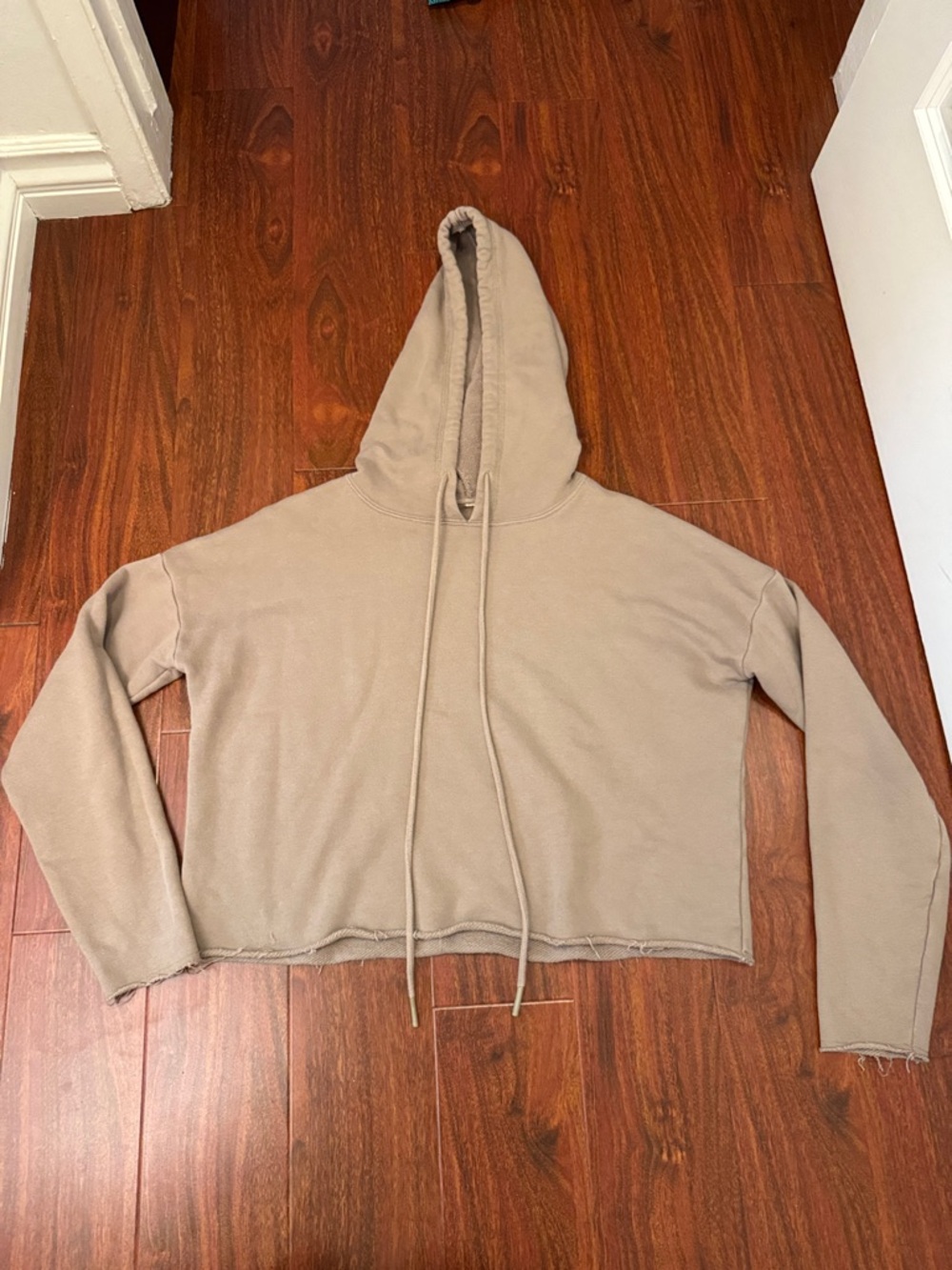 ALO Yoga cropped hoodie sweatshirt in Gravel, Size Small